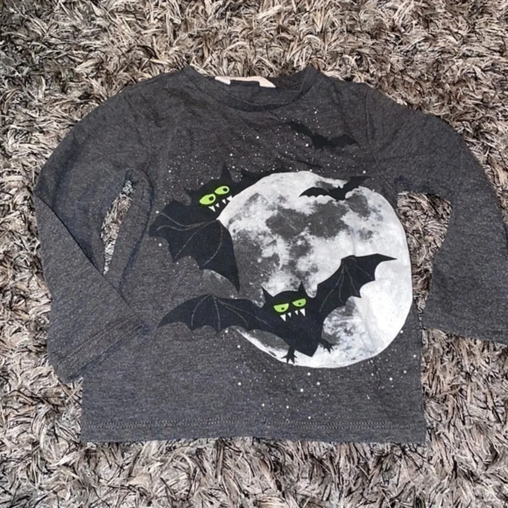 H&M bats Halloween t shirt glows in the dark 2-4 years.